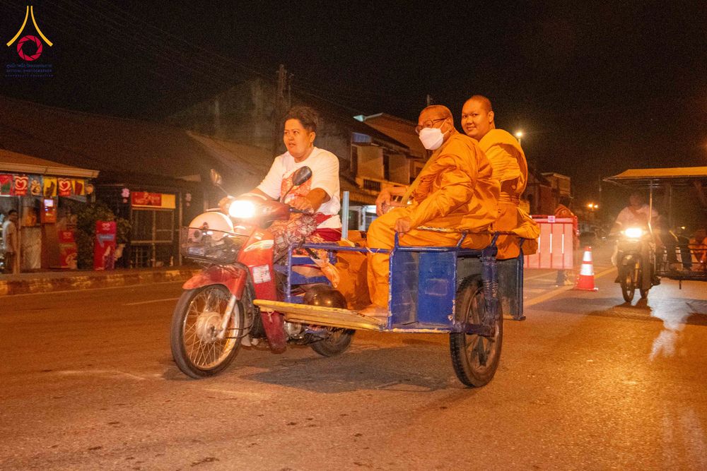 ภาพ No.281475:วันอาทิตย์ที่ 28 ธันวาคม พ.ศ.2568 ตักบาตรพระ 1000 รูป ปีที่ 1 ทำบุญเมืองสตูลส่งท้ายปี ณ หน้าโรงเรียนสตูลวิทยา จ.สตูล