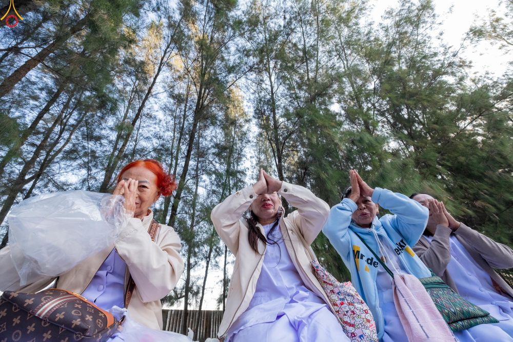 ภาพ No.289441:วันที่ 7 มกราคม พ.ศ. 2569 พิธีตักบาตรพระธรรมยาตรา ณ อนุสรณ์สถานลำดับที่ 1 สถานที่เกิดด้วยรูปกายเนื้อ อนุสรณ์สถานมหาวิหารพระมงคลเทพมุนี (โลตัสแลนด์) อ.สองพี่น้อง จ.สุพรรณบุรี ในโครงการธรรมยาตรา กตัญญูบูชา มหาปูชนียาจารย์ พระมงคลเทพมุนี(สด จนฺทสโร) พระผู้ป