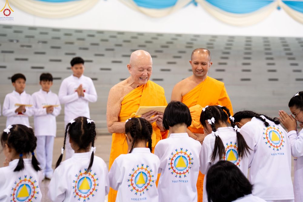 ภาพ No.338904:วันอาทิตย์ที่ 12 กรกฎาคม พ.ศ.2569 พิธีมุทิตาผู้สอบได้เปรียญธรรม ประโยค 1-2 ถึง ป.ธ.9 และ บ.ศ.1-2 ถึง บ.ศ.6 สำนักศาสนศึกษาวัดพระธรรมกาย ประจำปี 2569, พิธีมอบตราตั้งแต่งตั้งอาจารย์ใหญ่ สำนักศาสนศึกษาวัดพระธรรมกาย