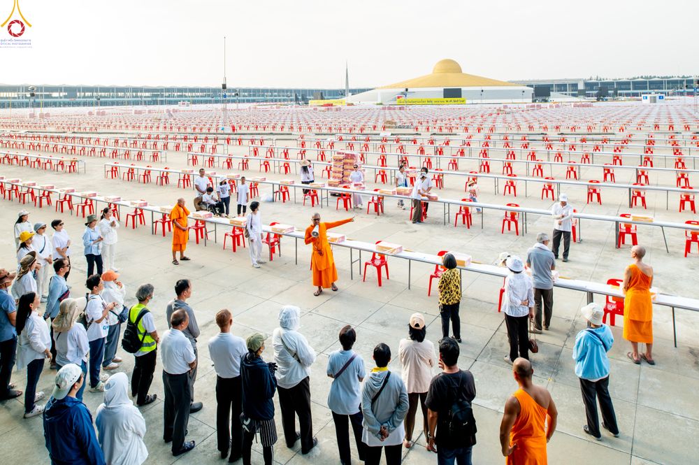 ภาพ No.322531:วันที่ 17 เมษายน พ.ศ.2569 การเรียงกล่องไทยธรรม เรียงน้ำดื่ม เรียงร่ม ณ ลานธรรมพระมหาธรรมกายเจดีย์ เพื่องานถวายมหาสังฆทาน 40,000 กว่าวัดทั่วประเทศ วันคุ้มครองโลก 22 เมษายน พ.ศ.2569 วัดพระธรรมกาย