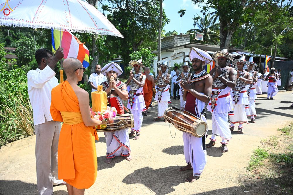 ภาพ No.284302:วันที่ 28 ตุลาคม พ.ศ.2568 กฐินสมทบต่างประเทศ โดยคณะศิษยานุศิษย์ บูชาธรรม 81 ปี หลวงพ่อธัมมชโย ณ วัดศรีสุคตาราม บาลังโกด้า ศรีลังกา