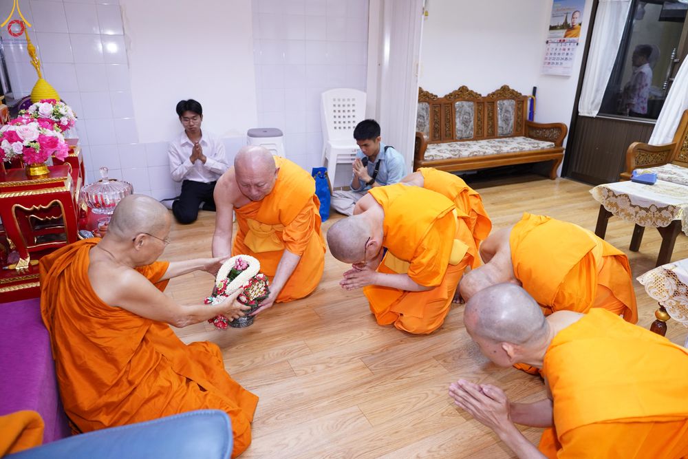 ภาพ No.286223:วันที่ 12 กรกฎาคม พศ.2568 (แรม 2 ค่ำ เดือน 8) พระภิกษุวัดพระธรรมกาย ทำวัตรพระผู้ใหญ่ เนื่องในวันเข้าพรรษา