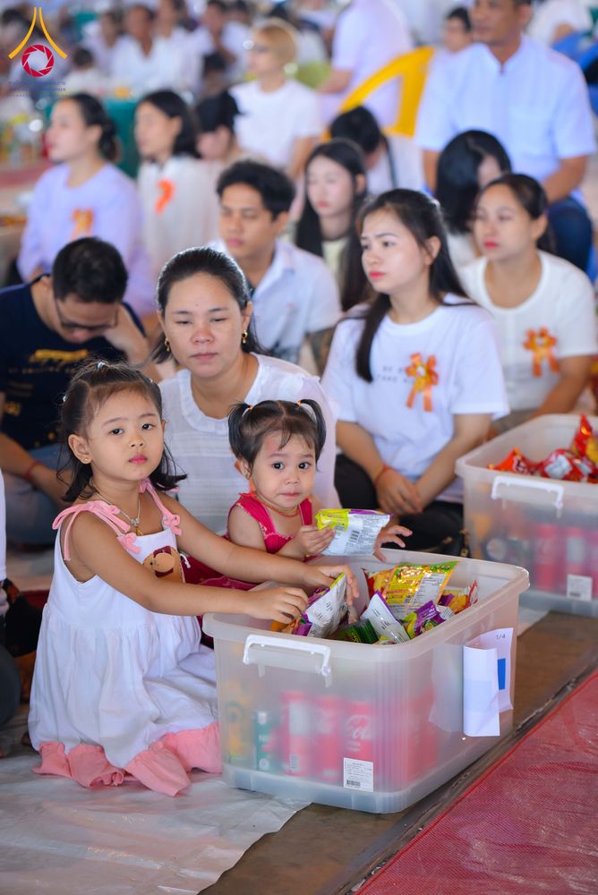 ภาพ No.320748:วันที่ 11 เมษายน พ.ศ.2569 พิธีตักบาตรฉลองสามเณรใหม่ โครงการบรรพชาสามเณรกล้าตะวัน ณ มหารัตนวิหาคด คอร์ 25 ชั้น 2 วัดพระธรรมกาย