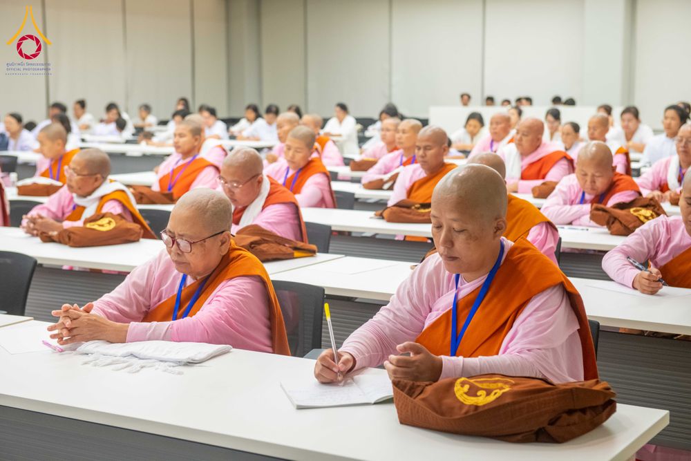 ภาพ No.325350:วันที่ 24 เมษายน พ.ศ.2569  หลวงพ่อทัตตชีโว รองเจ้าอาวาสวัดพระธรรมกาย ถวายการต้อนรับและปฏิสันถารคณะแม่ชีชาวเมียนมา