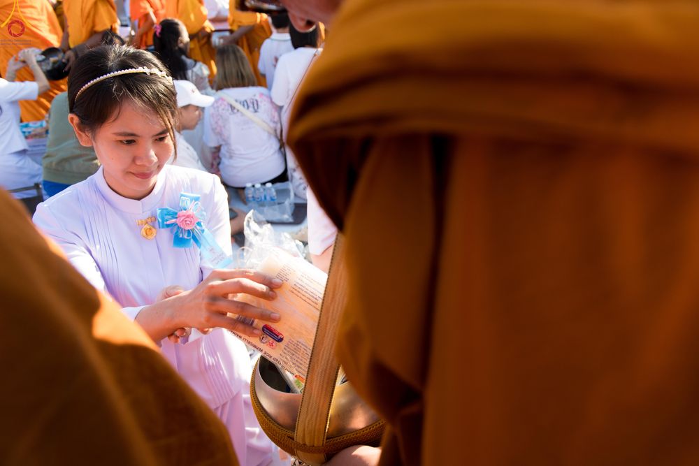 ภาพ No.282725:วันเสาร์ที่ 20 ธันวาคม พ.ศ.2568 พิธีตักบาตรพระ 10,000 รูป (ชุด 2) เนื่องในโอกาส 194 ปี จังหวัดกาญจนบุรี และอุทิศส่วนกุศลให้แด่บรรพชนทั้งหลาย บริเวณถนนสองแคว (Skywalk) เมืองกาญจนบุรี