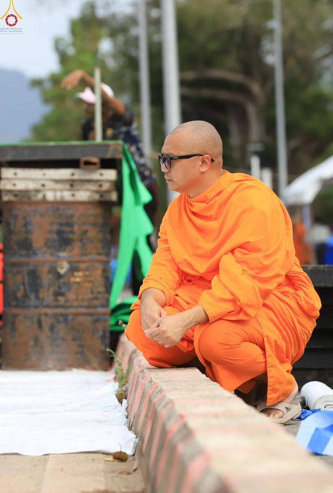 ภาพ No.280858:วันที่ 27 ธันวาคม พ.ศ.2568 คณะสงฆ์และเจ้าหน้าที่ทุกสังกัด ช่วยกันเตรียมงานตักบาตรพระ 1,000 รูป จ.สตูล