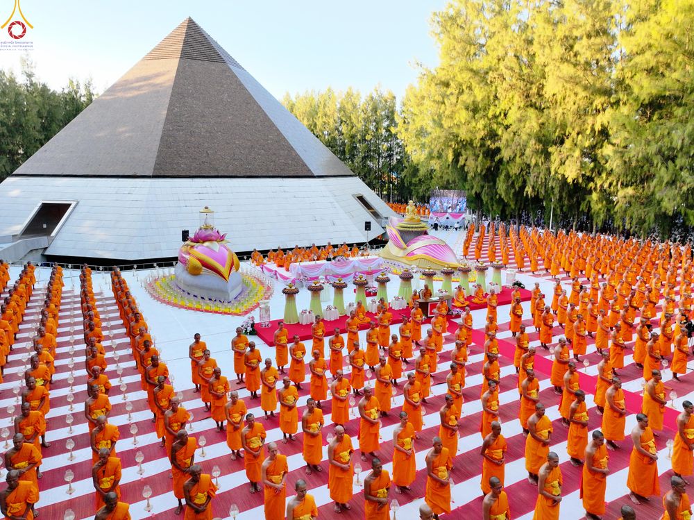 ภาพ No.289102:วันที่ 6 มกราคม พ.ศ. 2569 พิธีจุดประทีปถวายเป็นพุทธบูชา และบูชาธรรมมหาปูชนียาจารย์ ณ อนุสรณ์สถานมหาวิหารพระมงคลเทพมุนี (โลตัสแลนด์) อ.สองพี่น้อง จ.สุพรรณบุรี ในโครงการธรรมยาตรา กตัญญูบูชา มหาปูชนียาจารย์ พระมงคลเทพมุนี(สด จนฺทสโร) พระผู้ปราบมาร อนุสรณ์สถ