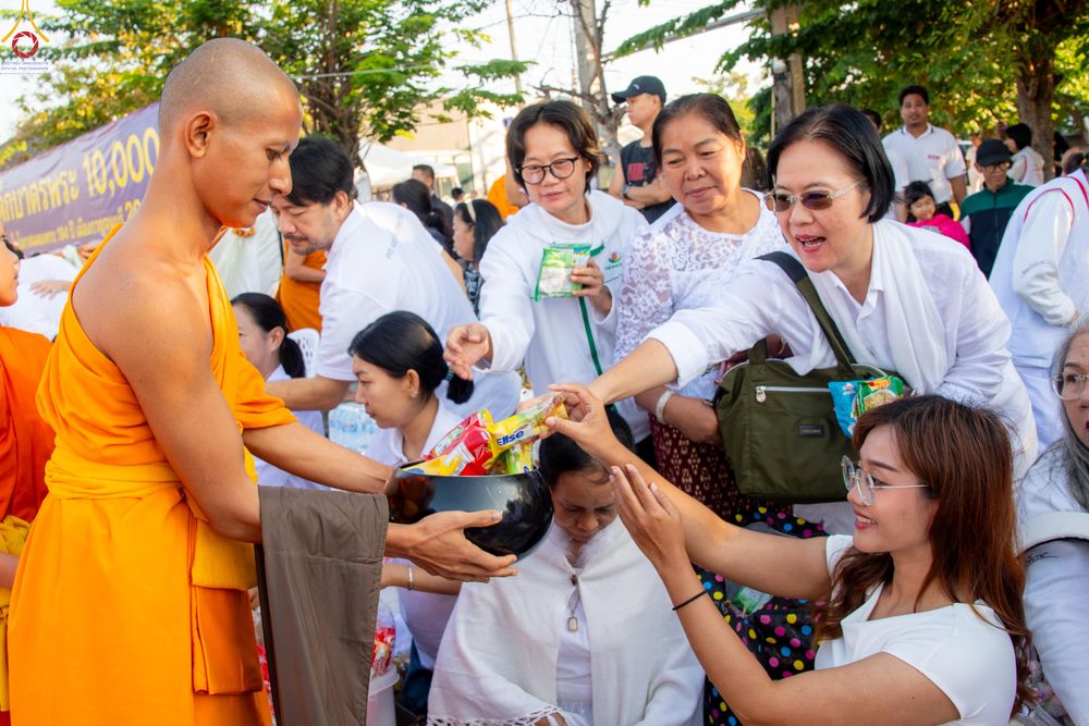 ภาพ No.282731:วันเสาร์ที่ 20 ธันวาคม พ.ศ.2568 พิธีตักบาตรพระ 10,000 รูป (ชุด 2) เนื่องในโอกาส 194 ปี จังหวัดกาญจนบุรี และอุทิศส่วนกุศลให้แด่บรรพชนทั้งหลาย บริเวณถนนสองแคว (Skywalk) เมืองกาญจนบุรี