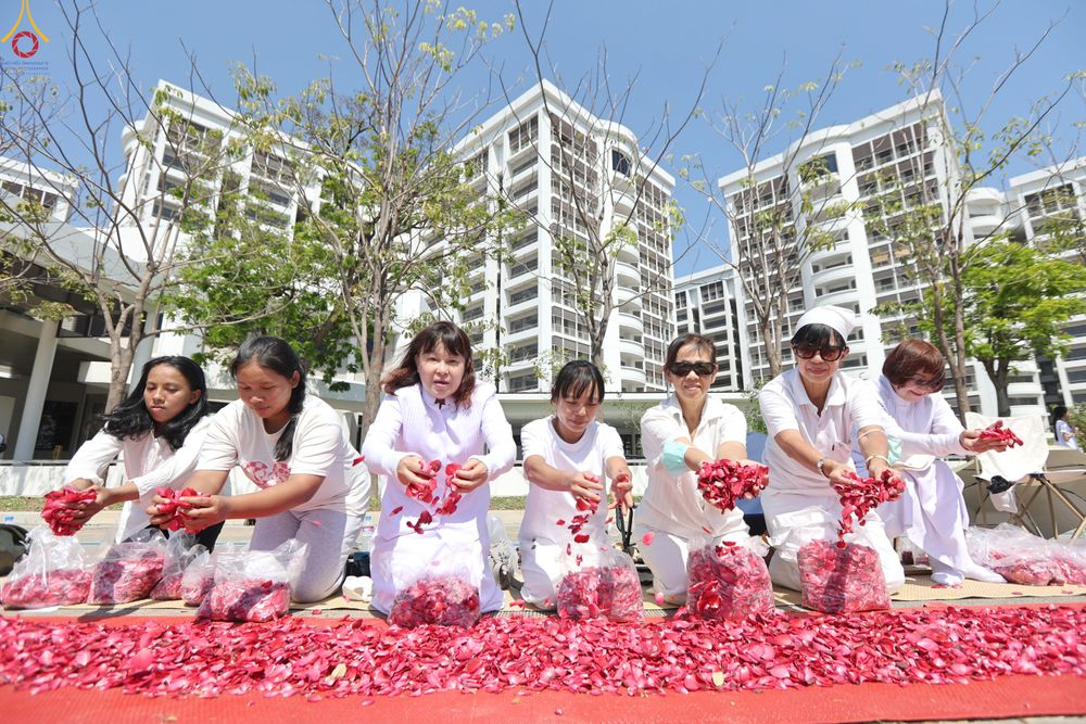 ภาพ No.304016:วันที่ 25 มกราคม พ.ศ. 2569 พิธีต้อนรับพระธรรมยาตรา  รร.สามัคคีราษฏร์บำรุง-วัดพระธรรมกาย ในโครงการธรรมยาตรา กตัญญูบูชา มหาปูชนียาจารย์ พระมงคลเทพมุนี(สด จนฺทสโร) พระผู้ปราบมาร อนุสรณ์สถาน 7 แห่ง ปีที่ 14