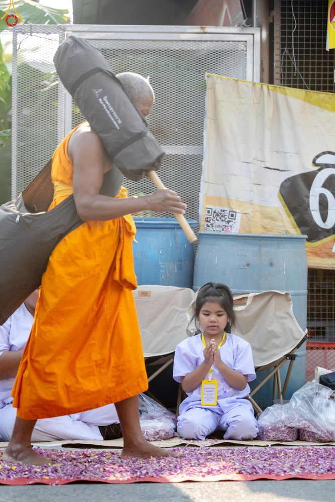 ภาพ No.295125:วันที่ 14 มกราคม พ.ศ. 2569 พิธีต้อนรับพระธรรมยาตรา อนุสรณ์สถานลำดับที่ 4  สถานที่เกิดด้วยกายธรรม ณ วัดโบสถ์บน ต.บางคูเวียง จ.นนทบุรี ในโครงการธรรมยาตรา กตัญญูบูชา มหาปูชนียาจารย์ พระมงคลเทพมุนี(สด จนฺทสโร) พระผู้ปราบมาร อนุสรณ์สถาน 7 แห่ง ปีที่ 14