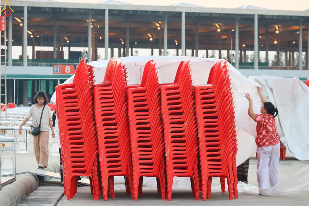 ภาพ No.322029:วันที่ 12 -13 เมษายน พ.ศ.2569 การเตรียมกล่องไทยธรรม + การขนย้ายเก้าอี้ เพื่องานถวายมหาสังฆทาน 40,000 กว่าวัดทั่วประเทศ วันคุ้มครองโลก 22 เมษายน พ.ศ.2569 วัดพระธรรมกาย