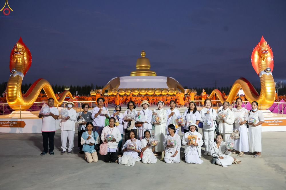 ภาพ No.302400:วันที่ 24 มกราคม พ.ศ. 2569 พิธีตักบาตรพระธรรมยาตรา ณ อนุสรณ์สถานลำดับที่ 5 สถานที่เผยแผ่วิชชาธรรมกายครั้งแรก อนุสรณ์สถานบางปลา วัดบางปลา อำเภอบางเลน จังหวัดนครปฐม ในโครงการธรรมยาตรา กตัญญูบูชา มหาปูชนียาจารย์ พระมงคลเทพมุนี(สด จนฺทสโร) พระผู้ปราบมาร อนุส