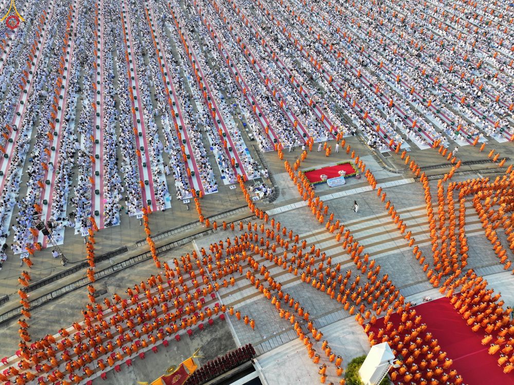 ภาพ No.279816:วันที่ 1 มกราคม พ.ศ.2569 พิธีตักบาตรในวันขึ้นปีใหม่ ณ ลานธรรม วัดพระธรรมกาย