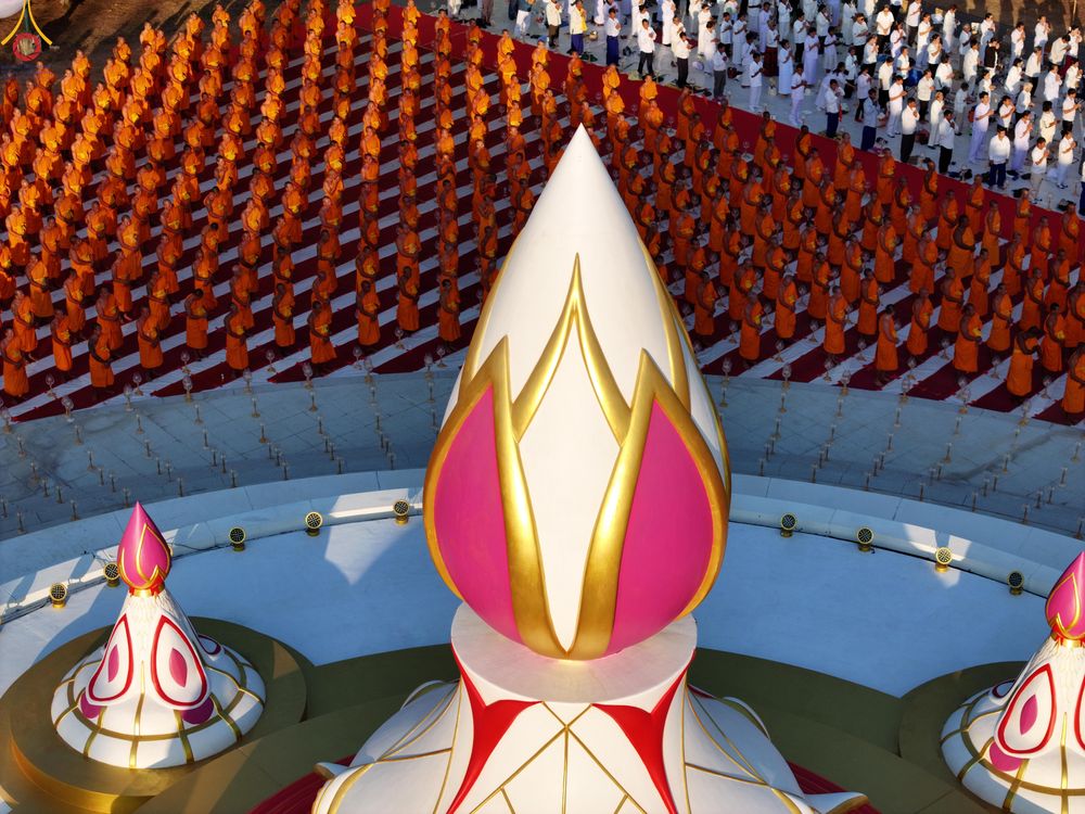 ภาพ No.291940:วันที่ 10 มกราคม พ.ศ. 2569 พิธีจุดประทีปถวายเป็นพุทธบูชา และบูชาธรรมมหาปูชนียาจารย์  ณ อนุสรณ์สถานคลองบางนางแท่น อ.สามพราน จ.นครปฐม ในโครงการธรรมยาตรา กตัญญูบูชา มหาปูชนียาจารย์ พระมงคลเทพมุนี(สด จนฺทสโร) พระผู้ปราบมาร อนุสรณ์สถาน 7 แห่ง ปีที่ 14