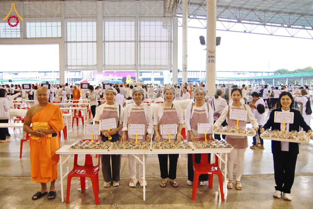 ภาพ No.279148:วันที่ 2 มกราคม พ.ศ.2569 พิธีถวายภัตตาหารเป็นสังฆทาน แด่พระธรรมยาตรา ณ วัดพระธรรมกาย ปทุมธานี ในโครงการธรรมยาตรา กตัญญูบูชา มหาปูชนียาจารย์ พระมงคลเทพมุนี(สด จนฺทสโร) พระผู้ปราบมาร อนุสรณ์สถาน 7 แห่ง ปีที่ 14