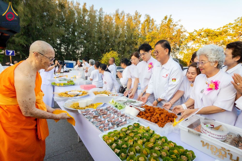 ภาพ No.288097:วันที่ 4 มกราคม พ.ศ. 2569 พิธีถวายภัตตาหารเป็นสังฆทาน แด่พระธรรมยาตรา ในโครงการธรรมยาตรา กตัญญูบูชา มหาปูชนียาจารย์ พระมงคลเทพมุนี(สด จนฺทสโร) พระผู้ปราบมาร อนุสรณ์สถาน 7 แห่ง ปีที่ 14 ณ อนุสรณ์สถานมหาวิหารพระมงคลเทพมุนี (โลตัสแลนด์) อ.สองพี่น้อง จ.สุพรร