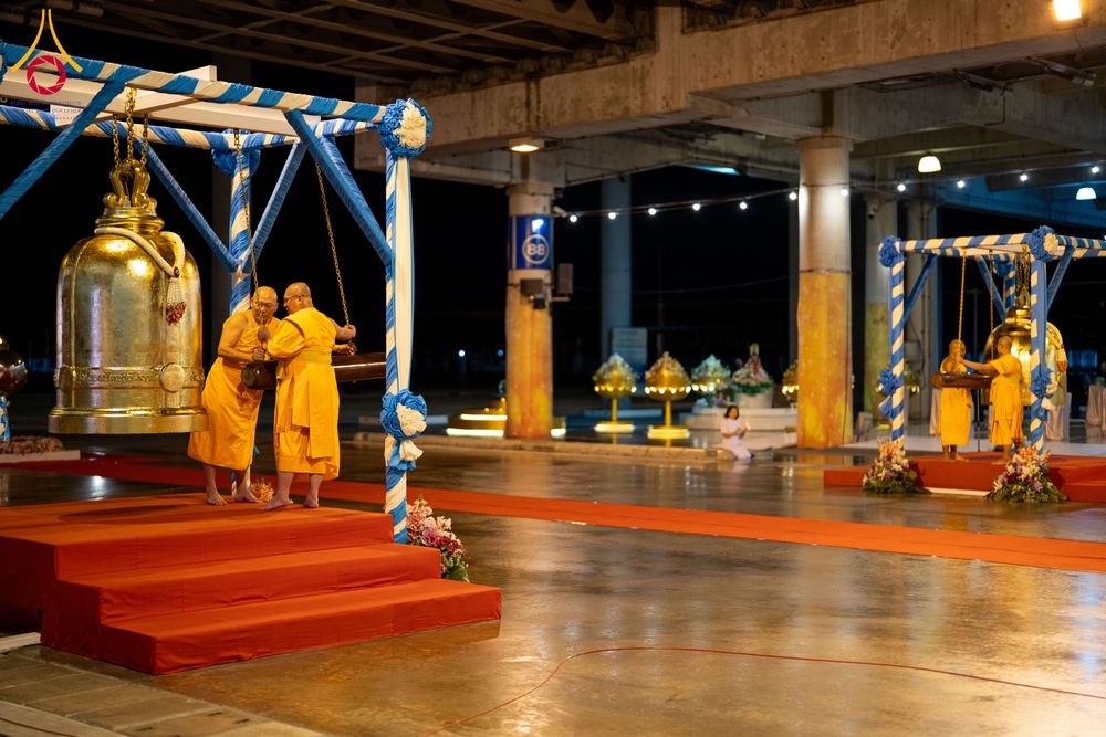 ภาพ No.286750:วันอาสาฬหบูชา วันพฤหัสบดีที่ 10 กรกฏาคม พ.ศ.2568  พิธีเวียนประทักษิณรอบพระมหาธรรมกายเจดีย์ , พิธีฉลองชัยสวดมนต์บทธัมมจักกัปปวัตตนสูตร ครบ 7,520,000,000 จบ ณ มหารัตนวิหารคด วัดพระธรรมกาย