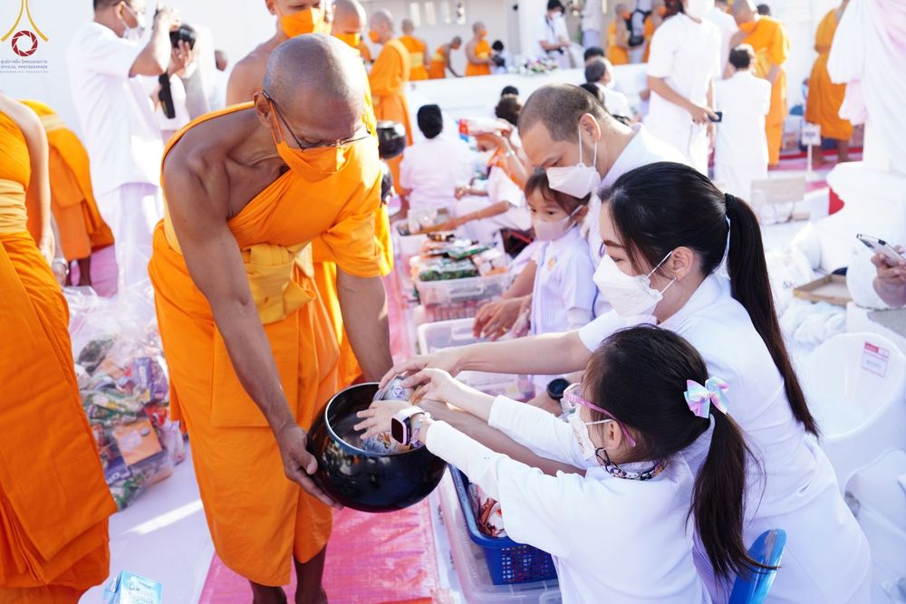 ภาพ No.73674:พิธีตักบาตรพระธรรมยาตราฯ ในโครงการธรรมยาตรากตัญญูบูชา มหาปูชนียาจารย์ พระมงคลเทพมุนี(สด จนฺทสโร) พระผู้ปราบมาร ปีที่ 11 ณ อนุสรณ์สถานลำดับที่ 4 สถานที่เกิดด้วยกายธรรม วัดโบสถ์ (บน) บางคูเวียง อ.บางกรวย จ.นนทบุรี วันที่ 22 มกราคม พ.ศ. 2566