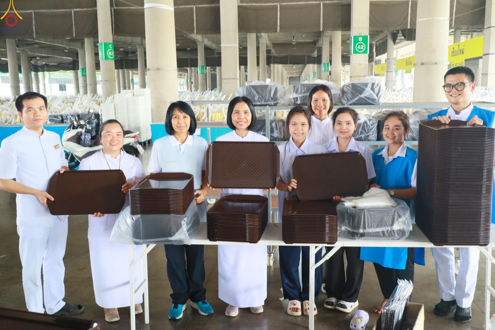 ภาพ No.322980:วันที่ 17-19 เมษายน พ.ศ.2569 การปูผ้ากระสอบขาว , เตรียมจุดฉัน , เตรียมจุดพักค้าง เพื่องานถวายมหาสังฆทาน 40,000 กว่าวัดทั่วประเทศ วันคุ้มครองโลก 22 เมษายน พ.ศ.2569 วัดพระธรรมกาย
