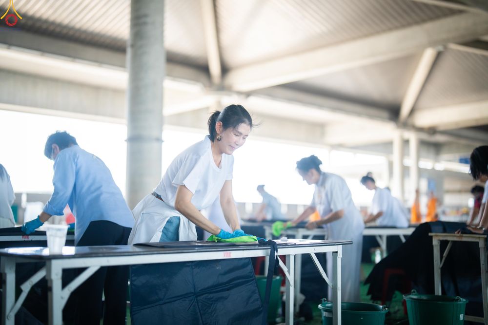 ภาพ No.322383:วันที่ 16 เมษายน พ.ศ.2569 การจัดเตรียมเบาะรองนอน เช็ดทำความสะอาด  เพื่องานถวายมหาสังฆทาน 40,000 กว่าวัดทั่วประเทศ วันคุ้มครองโลก 22 เมษายน พ.ศ.2569 วัดพระธรรมกาย