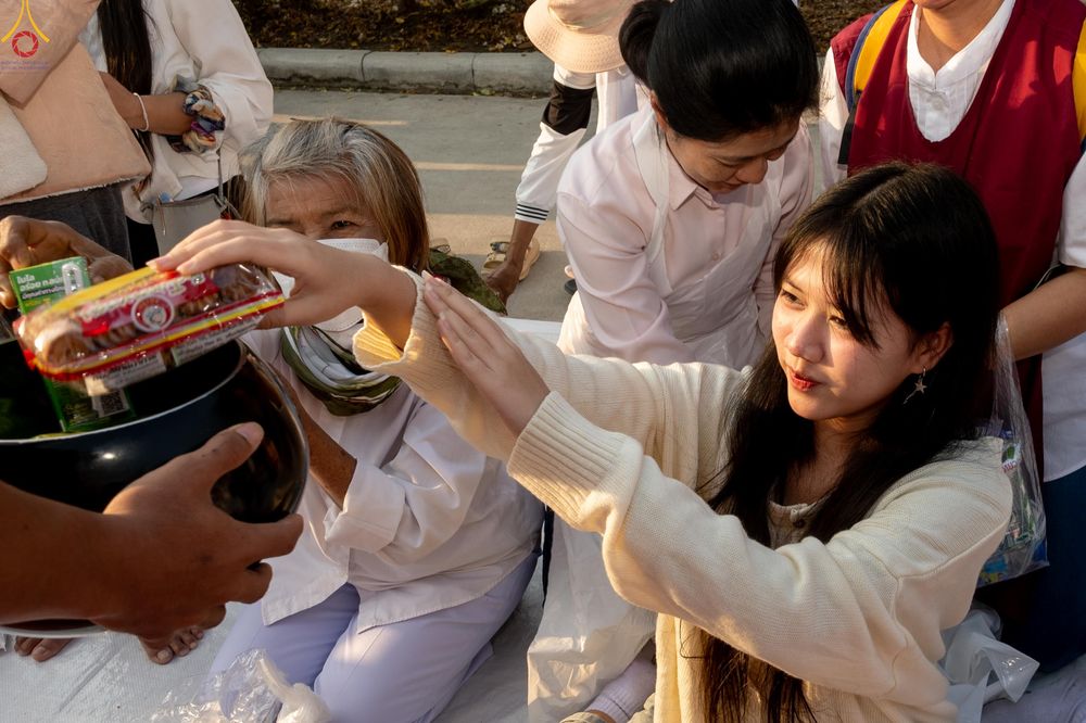 ภาพ No.294512:วันที่ 14 มกราคม พ.ศ. 2569 พิธีตักบาตรพระธรรมยาตรา ณ วัดสองพี่น้อง ต.ต้นตาล อ.สองพี่น้อง จ.สุพรรณบุรี ในโครงการธรรมยาตรา กตัญญูบูชา มหาปูชนียาจารย์ พระมงคลเทพมุนี(สด จนฺทสโร) พระผู้ปราบมาร อนุสรณ์สถาน 7 แห่ง ปีที่ 14