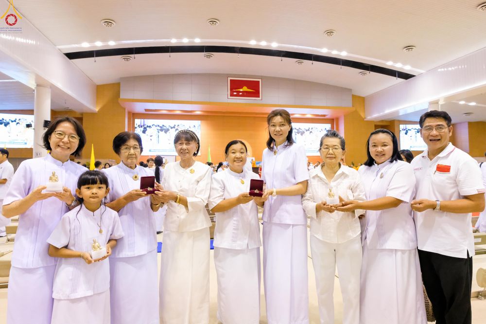 ภาพ No.311667:วันอาทิตย์ต้นเดือนที่ 1 มีนาคม พ.ศ.2569 สัมมนาพิเศษ พิธีมอบรูปหล่อโลหะหลวงปู่วัดปากน้ำ พระมงคลเทพมุนี พิธีมุทิตาสักการะในโอกาสพระครูปลัดรัตนวีรวัฒน์(รังสฤษดิ์ อิทธิจินฺตโก) เจ้าอาวาสวัดพระธรรมกาย  ดำรงตำแหน่งเป็น “ที่ปรึกษาเจ้าคณะจังหวัดปทุมธานี”  ณ ห้อง