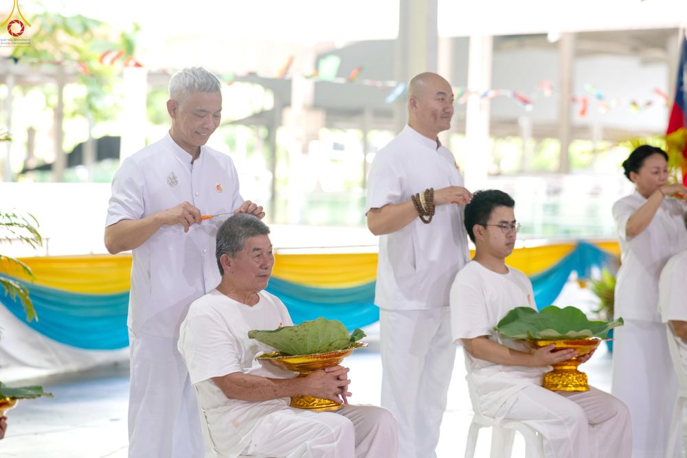ภาพ No.338279:วันอาทิตย์ที่ 5 กรกฎาคม พศ.2569 พิธีตัดปอยผมธรรมทายาทนานาชาติ IDOP รุ่นที่ 21 จากประเทศจีน มาเลเซีย สิงคโปร์ และไต้หวัน ณ โถงช้าง วัดพระธรรมกาย
