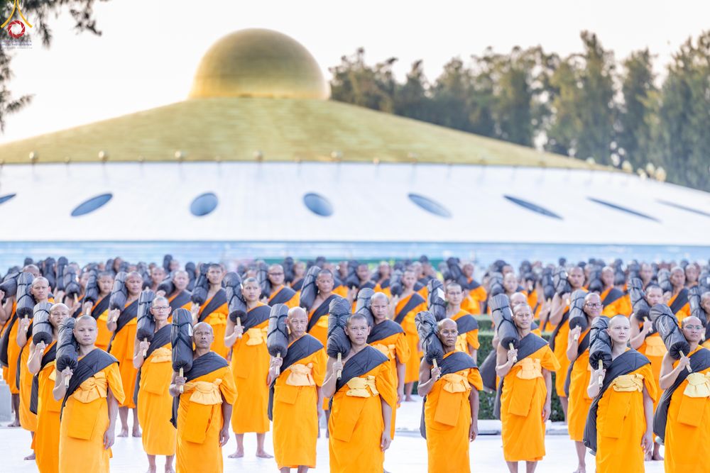 ภาพ No.281641:วันที่ 24 ธันวาคม พ.ศ.2568 พระธรรมยาตรา ปฏิบัติธรรม และถ่ายภาพหมู่ประวัติศาสตร์ ณ ลานหน้ามหาวิหารพระมงคลเทพมุนีฯ วัดพระธรรมกาย