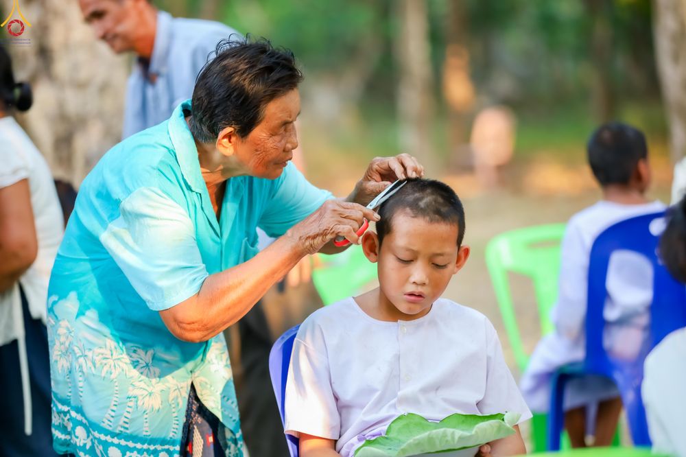 ภาพ No.317947:วันพฤหัสบดีที่ 2 เมษายน พ.ศ.2569 พิธีปลงผม , พิธีขอขมามอบบาตรและผ้าไตร , พิธีบรรพชาสามเณร จำนวน 28 รูป   ณ วัดโซกเป็ดอภิญญาโณ ต.เมืองเก่า อ.เมือง จ.สุโขทัย