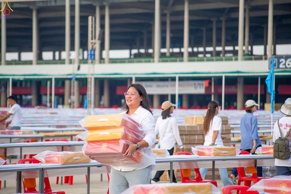 ภาพ No.322573:วันที่ 17 เมษายน พ.ศ.2569 การเรียงกล่องไทยธรรม เรียงน้ำดื่ม เรียงร่ม ณ ลานธรรมพระมหาธรรมกายเจดีย์ เพื่องานถวายมหาสังฆทาน 40,000 กว่าวัดทั่วประเทศ วันคุ้มครองโลก 22 เมษายน พ.ศ.2569 วัดพระธรรมกาย