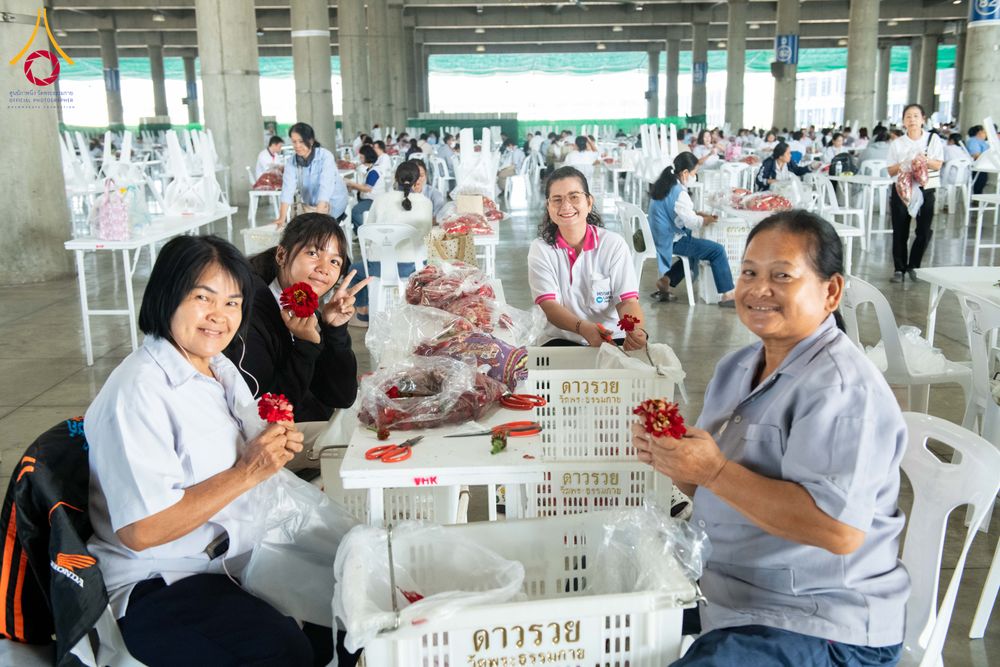 ภาพ No.279436:วันที่ 19-26 ธันวาคม พ.ศ. 2568 และ วันที่ 1 มกราคม พ.ศ.2569 รับบุญปลิดกลีบดอกไม้ เพื่อโปรยต้อนรับพระธรรมยาตรา