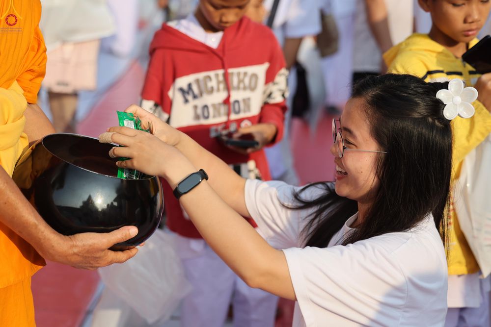 ภาพ No.297709:วันที่ 18 มกราคม พ.ศ. 2569 พิธีตักบาตรพระธรรมยาตรา ณ วัดโบสถ์บน ต.บางคูเวียง จ.นนทบุรี อนุสรณ์สถานลำดับที่ 4 สถานที่เกิดด้วยกายธรรม ในโครงการธรรมยาตรา กตัญญูบูชา มหาปูชนียาจารย์ พระมงคลเทพมุนี(สด จนฺทสโร) พระผู้ปราบมาร อนุสรณ์สถาน 7 แห่ง ปีที่ 14