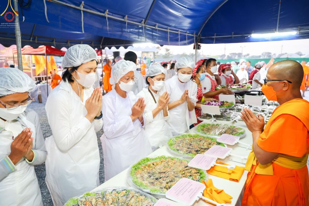 ภาพ No.74003:พิธีถวายภัตตาหารเป็นสังฆทาน แด่คณะพระธรรมยาตราฯ ในโครงการธรรมยาตรากตัญญูบูชา มหาปูชนียาจารย์ พระมงคลเทพมุนี(สด จนฺทสโร) พระผู้ปราบมาร อนุสรณ์สถาน 7 แห่ง ปีที่ 11 วันที่ 24 มกราคม พ.ศ. 2566