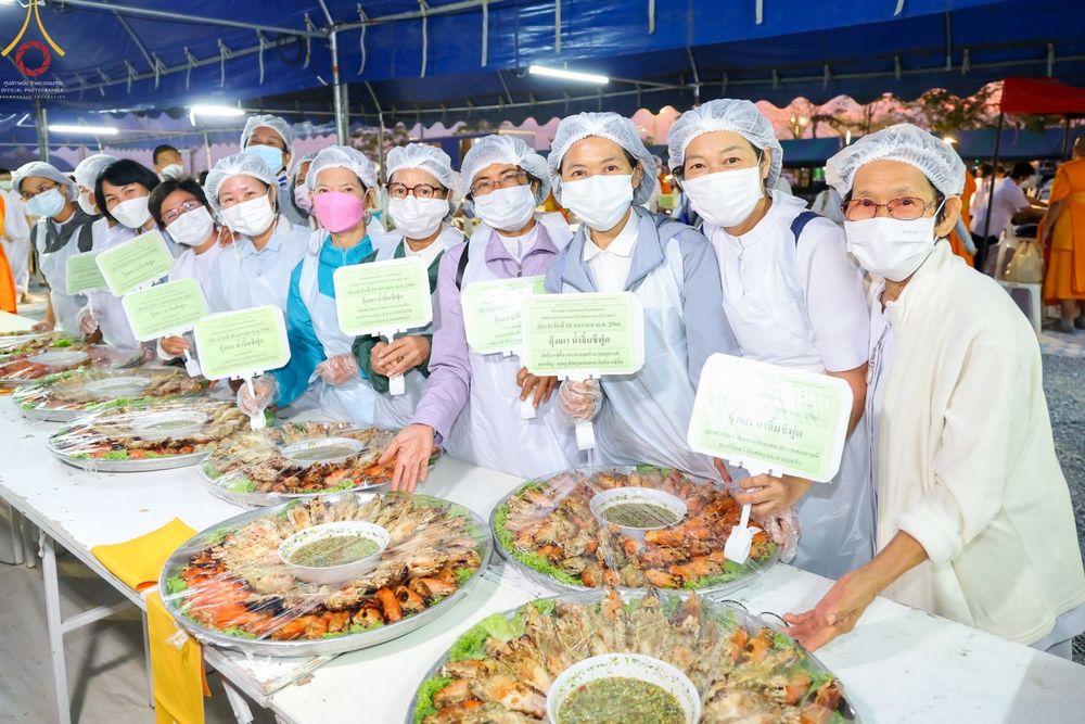 ภาพ No.74110:พิธีถวายภัตตาหารเป็นสังฆทาน แด่คณะพระธรรมยาตราฯ ในโครงการธรรมยาตรากตัญญูบูชา มหาปูชนียาจารย์ พระมงคลเทพมุนี(สด จนฺทสโร) พระผู้ปราบมาร อนุสรณ์สถาน 7 แห่ง ปีที่ 11 วันที่ 25 มกราคม พ.ศ. 2566