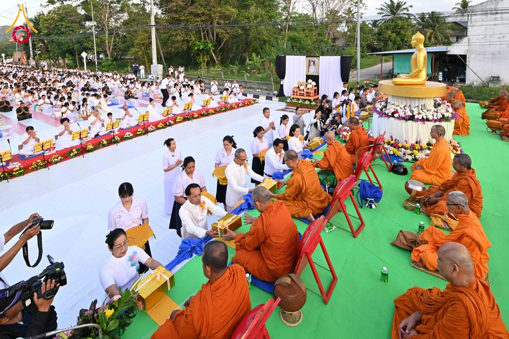 ภาพ No.281515:วันอาทิตย์ที่ 28 ธันวาคม พ.ศ.2568 ตักบาตรพระ 1000 รูป ปีที่ 1 ทำบุญเมืองสตูลส่งท้ายปี ณ หน้าโรงเรียนสตูลวิทยา จ.สตูล