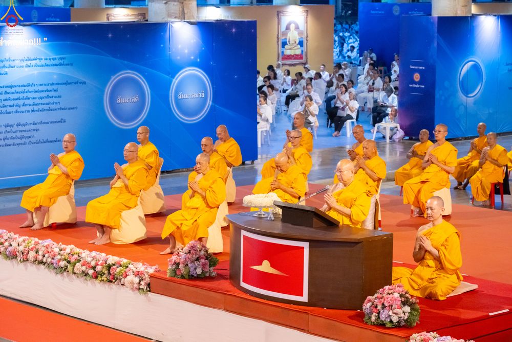 ภาพ No.280393:วันที่ 31 ธันวาคม พ.ศ.2568 -วันที่ 1 มกราคม พ.ศ.2569 พิธีฉลองชัยสวดมนต์บทธัมมจักกับปปวัตนสูตร ครบ 8,000,000,000 จบ , พิธีสวดมนต์ข้ามปี ณ วัดพระธรรมกาย