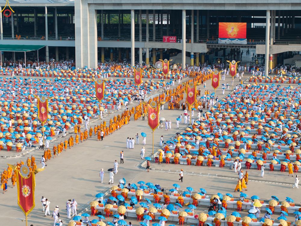 ภาพ No.324442:วันที่ 22 เมษายน พ.ศ.2569 (วันคุ้มครองโลก) งานถวายมหาสังฆทาน 40,000 กว่าวัดทั่วประเทศ บรรยากาศพระสังฆาธิการและสาธุชน  เดินทางเข้าลานธรรม วัดพระธรรมกาย