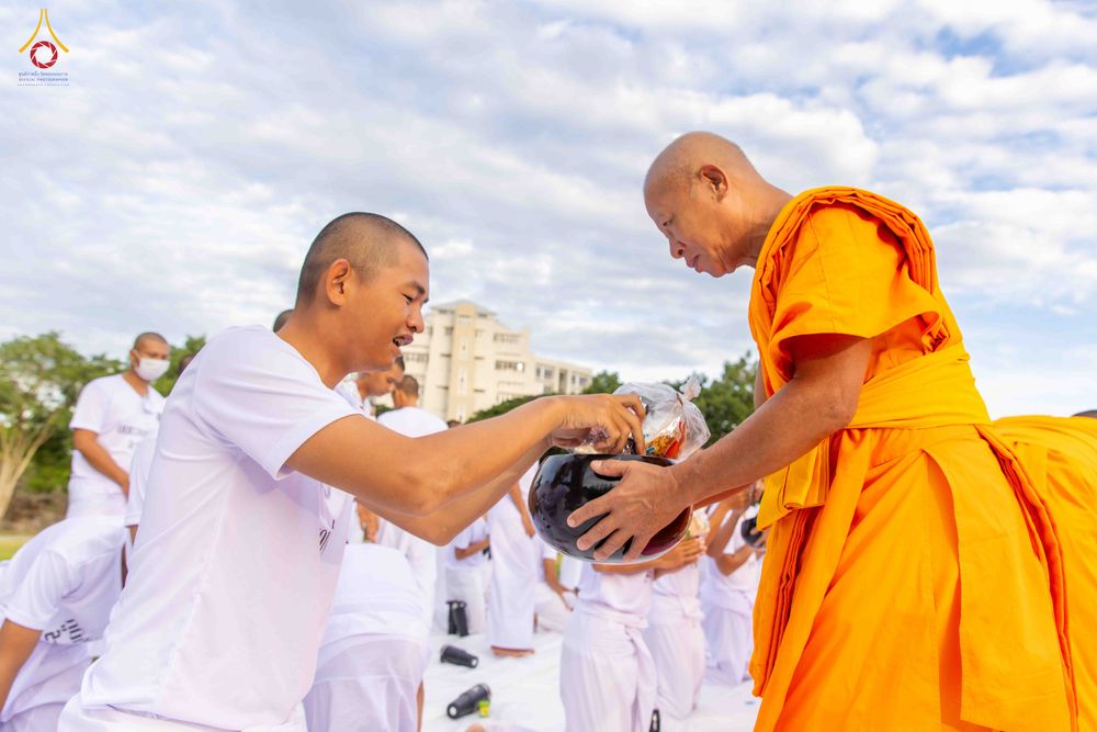 ภาพ No.341032:วันที่ 26 กรกฎาคม พ.ศ. 2569 โครงการพัฒนาคุณธรรม จริยธรรม สำหรับนักเรียนนายสิบตำรวจ (นสต.) รุ่นที่ 17 ศูนย์ฝึกอบรมตำรวจภูธรภาค 1 ได้จัดกิจกรรม ตักบาตรเพื่อน้อมอุทิศถวายเพื่อเป็นพระราชกุศลฯ  และปฏิบัติธรรม ติวธรรมมะ ณ ศูนย์ปฏิบัติธรรมเวิล์ดพีช วัลเล่ย์ (Wo