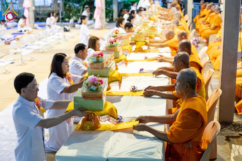 ภาพ No.288297:วันที่ 5 มกราคม พ.ศ. 2569 พิธีถวายภัตตาหารเป็นสังฆทาน แด่พระธรรมยาตรา ในโครงการธรรมยาตรา กตัญญูบูชา มหาปูชนียาจารย์ พระมงคลเทพมุนี(สด จนฺทสโร) พระผู้ปราบมาร อนุสรณ์สถาน 7 แห่ง ปีที่ 14 ณ อนุสรณ์สถานมหาวิหารพระมงคลเทพมุนี (โลตัสแลนด์) อ.สองพี่น้อง จ.สุพรร