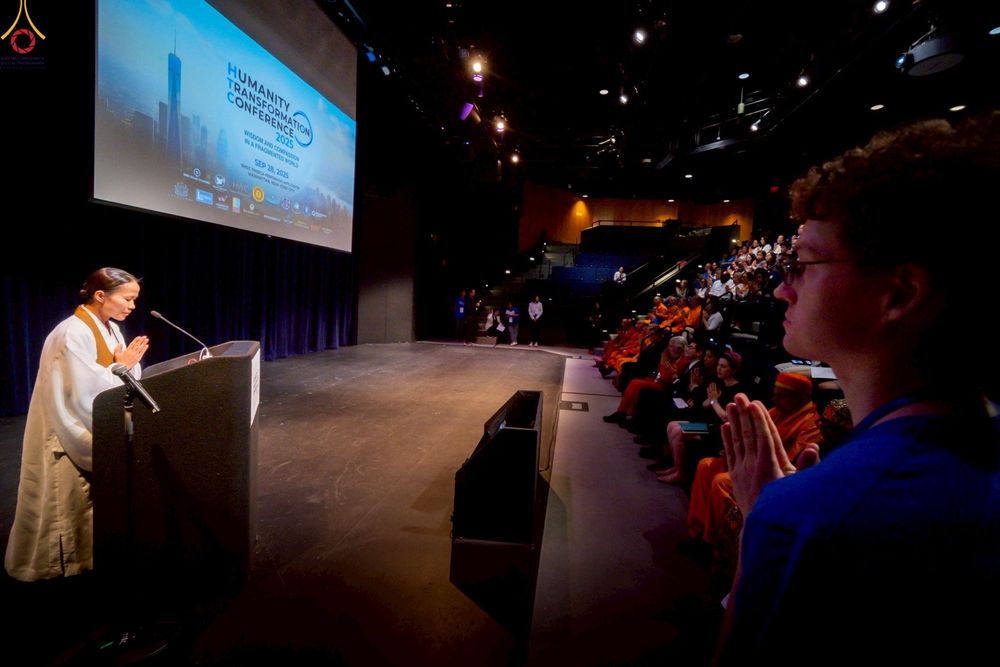 ภาพ No.249756:วันอาทิตย์ที่ 28 กันยายน พ.ศ. 2568 การปฏิบัติธรรมบูชาธรรม 108 ปี แห่งการบรรลุธรรมของหลวงปู่วัดปากน้ำ ได้จุดประทีปสันติภาพไปทั่วโลก และได้ร่วมเสวนาทางปัญญา เพื่อการขยายพระพุทธศาสนาวิชชาธรรมกายไปทั่วโลก  ในงาน HTC Newyork USA