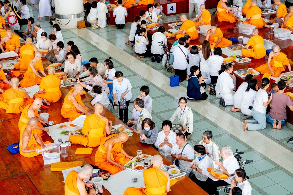 ภาพ No.271124:วันพุธที่ 20 พฤศจิกายน พ.ศ.2568 (วันพระ แรม 15 ค่ำ เดือน 12) พิธีบุพเปตพลี ครั้งที่ 173 ร่วมอุทิศบุญแด่หมู่ญาติที่ล่วงลับไปแล้ว และสืบทอดอายุพระพุทธศาสนา ณ หอฉันคุณยายอาจารย์ฯ วัดพระธรรมกาย