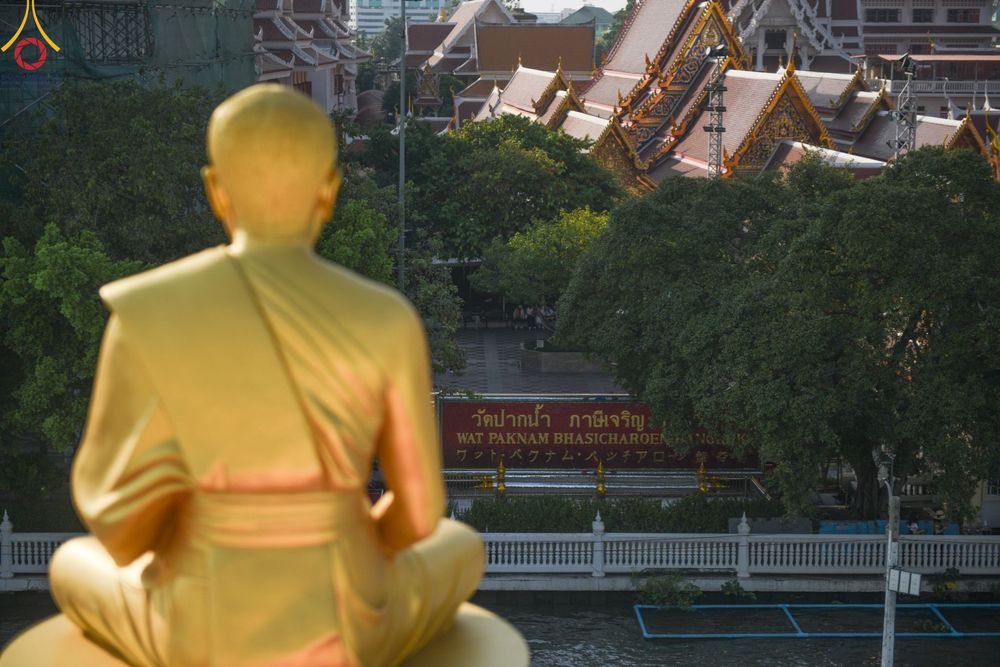 ภาพ No.201289:พระธรรมยาตราปฏิบัติธรรม และถ่ายภาพหมู่ประวัติศาสตร์ ณ อาคารธรรมยาตรา กตัญญูบูชามหาปูชนียาจารย์  ตรงข้ามวัดปากน้ำภาษีเจริญ จ.กรุงเทพมหานคร ในโครงการธรรมยาตรา กตัญญูบูชา มหาปูชนียาจารย์ พระมงคลเทพมุนี(สด จนฺทสโร) พระผู้ปราบมาร อนุสรณ์สถาน 7 แห่ง ปีที่ 13