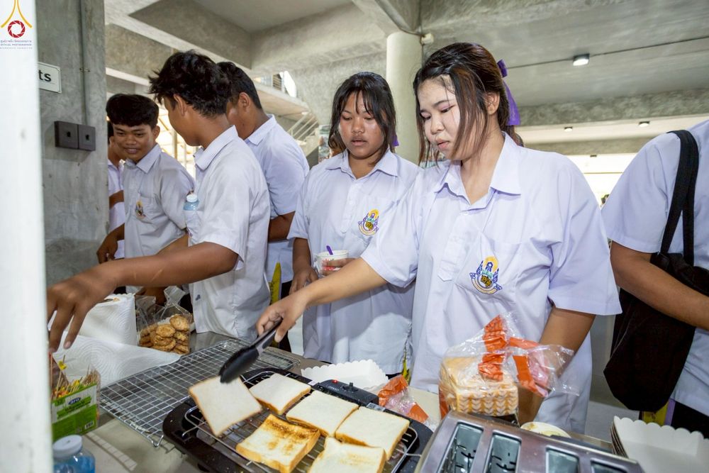 ภาพ No.249061:วันที่ 26-28 กันยายน พ.ศ. 2568 โครงการอบรม อุบาสกแก้ว อุบาสิกาแก้ว รุ่นที่ 3  ณ ศูนย์ปฏิบัติธรรมสมุทรปราการ ได้รับความเมตตาจากคณะสงฆ์ในพื้นที่  รวมถึงผู้บริหารสถานศึกษา ที่นำนักเรียนระดับมัธยมปลาย  มารับฟังข้อมูลเพื่อที่จะเป็นกำลังสำคัญ ในการเข้าร่วมขบวน