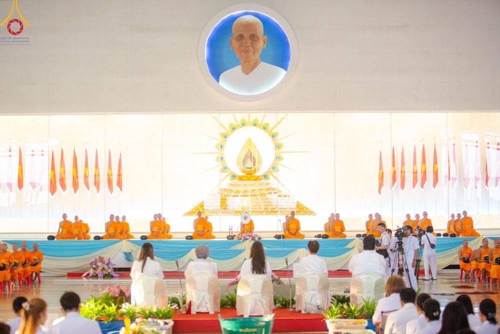 ภาพ No.158918:พิธีตักบาตร ในวันอาทิตย์ต้นเดือน วันที่ 6 ตุลาคม พ.ศ. 2567 ณ สภาธรรมกายสากล วัดพระธรรมกาย