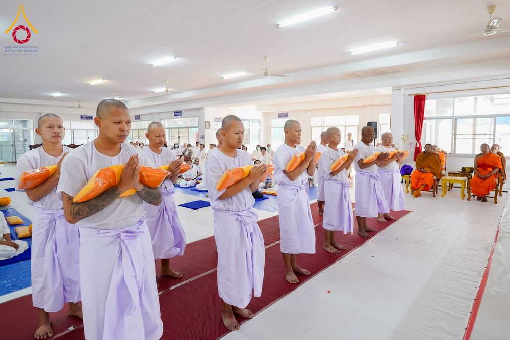 ภาพ No.275850:วันพุธที่ 3 ธันวาคม พ.ศ. 2568 พิธีบรรพชาอุปสมบท โครงการอุปสมบทบูชาธรรมมหาปูชนียาจารย์ ศูนย์อบรม : ศูนย์ส่งเสริมศีลธรรม จ.พะเยา ณ โบราณสถานพระธาตุจอมทอง และ โบสถ์กลางน้ำ วัดพระธาตุศรีโคมคำ อำเภอเมือง จังหวัดพะเยา