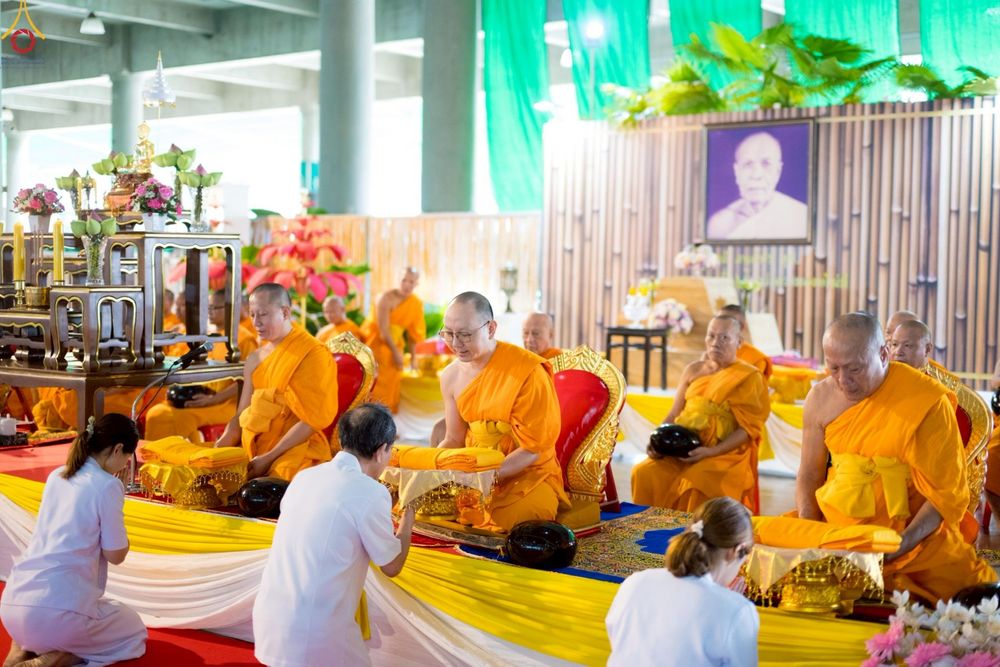 ภาพ No.246597:วันที่ 14 กันยายน พ.ศ. 2568 พิธีตักบาตรฉลองพระใหม่ ในโครงการอุปสมบทหมู่บูชาธรรม ครบรอบ108ปี วันครูผู้ค้นพบวิชชาธรรมกาย ณ วิหารคด วัดพระธรรมกาย