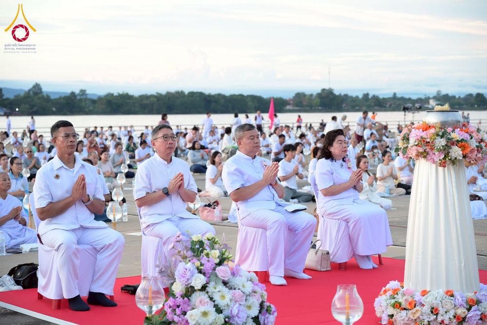 ภาพ No.250437:วันอังคารที่ 7 ตุลาคม พ.ศ. 2568 พิธีจุดประทีปบูชาพระรัตนตรัย ณ ลานธรรมปทุมรัตน์ธรรมเจดีย์ พุทธอุทยานนานาชาติ อ.โพนพิสัย จ.หนองคาย