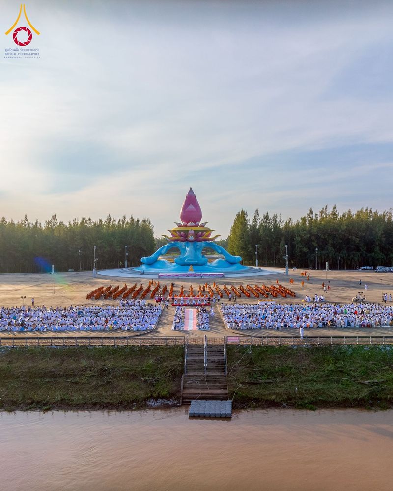 ภาพ No.250530:วันพุธที่ 8 ตุลาคม พ.ศ. 2568 พิธีตักบาตรเทโวโรหณะ ณ ลานธรรมปทุมรัตน์ธรรมเจดีย์ พุทธอุทยานนานาชาติ อ.โพนพิสัย จ.หนองคาย