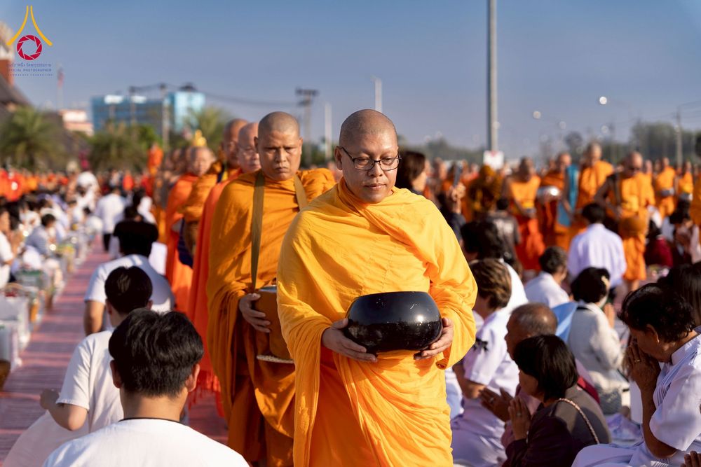 ภาพ No.276903:วันเสาร์ที่ 6 ธันวาคม พ.ศ. 2568 พิธีตักบาตรพระ 1,000 รูป อุทิศถวายพระราชกุศลสมเด็จพระนางเจ้าสิริกิติ์ พระบรมราชินีนาถ พระบรมราชชนนี พันปีหลวง และ ทำบุญเมืองลำปาง ครบรอบ 1,345 ปี ณ ลานพระบรมราชานุสาวรีย์สมเด็จพระนเรศวรมหาราชนครลำปาง อ.เกาะคา จ.ลำปาง