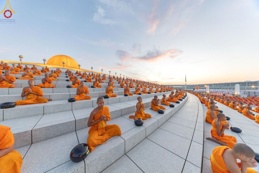 ภาพ No.187731:พิธีตักบาตรฉลองพระใหม่ ต้อนรับพุทธศักราช 2568 ณ ลานธรรมพระมหาธรรมกายเจดีย์ วัดพระธรรมกาย จ.ปทุมธานี วันที่ 1 มกราคม พ.ศ. 2568